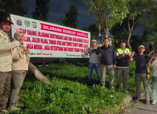 Penertiban pasangan sesama jenis yang diduga berbuat mesum di taman Jalan Daan Mogot, Cengkareng, Jakarta Barat, Jumat, 15 November 2025. (Sumber: Dok Satpol PP DKI)