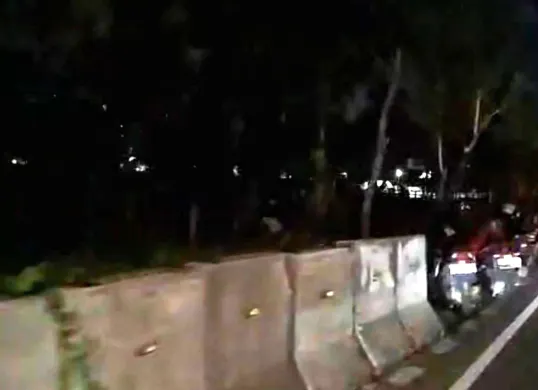 Sejumlah pria berpakaian necis nampak berkumpul di tengah kegelapan di sekitar taman Kali Mookervart, Jalan Daan Mogot, Cengkareng, Jakarta Barat, pada Kamis malam, 13 November 2025. (Sumber: Istimewa)