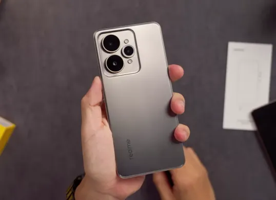 Realme 15 5G versi Suit Titanium dengan desain flat dan modul kamera ganda 50 MP yang menjadi ciri khas seri ini. (Sumber: Youtube/@Gadgetin)