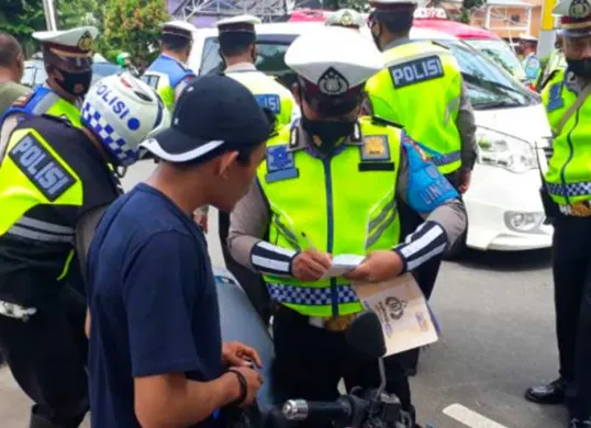 Ilustrasi polisi gadungan menipu seorang wanita. (Sumber: Dok. Istimewa)