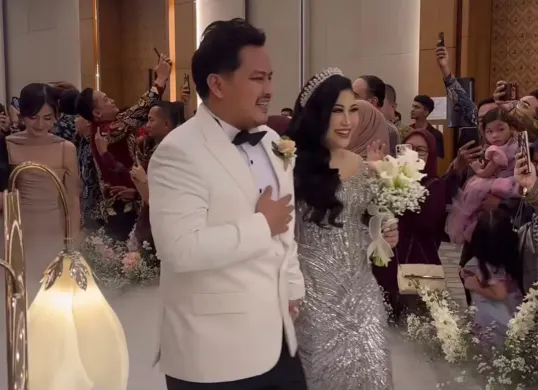 Boiyen resmi melepas masa lajang setelah menerima pinangan Rully Anggi Akbar. (Sumber: Instagram/@boiyenpesek)