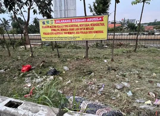 Peringatan larangan aktivitas mesum di taman Jalan Daan Mogot, Cengkareng, Jakarta Barat, Sabtu, 15 November 2025. (Sumber: Poskota/Pandi Ramedhan)