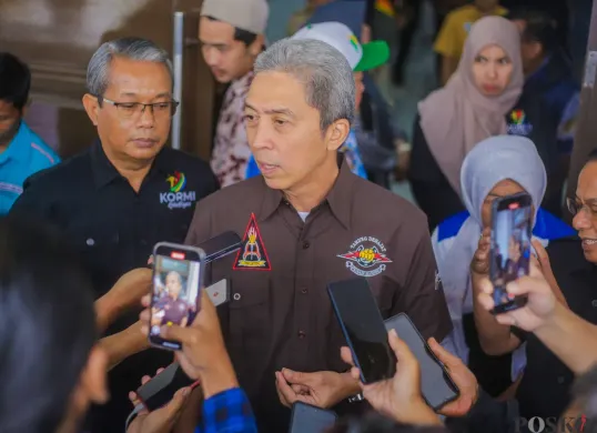 Wali Kota Bogor, Dedie A Rachim mengungkap dapur Satuan Pelayanan Pemenuhan Gizi (SPPG) yang memasak untuk siswa di wilayah Kecamatan Bogor (Sumber: POSKOTA | Foto: Giffar Rivana)