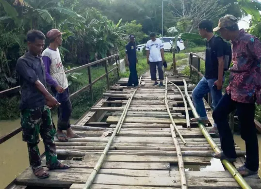 Peninjauan kerusakan jembatan Koranji di Desa Ciawi, Kecamatan Patia, Kabupaten Pandeglang. (Sumber: Dok. Warga)