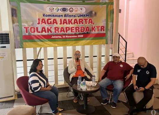 Diskusi bertajuk 'Jaga Jakarta, Tolak Raperda KTR' oleh sejumlah komunitas warteg di Jakarta Barat, Minggu, 16 November 2025. (Sumber: POSKOTA | Foto: Pandi Ramedhan)