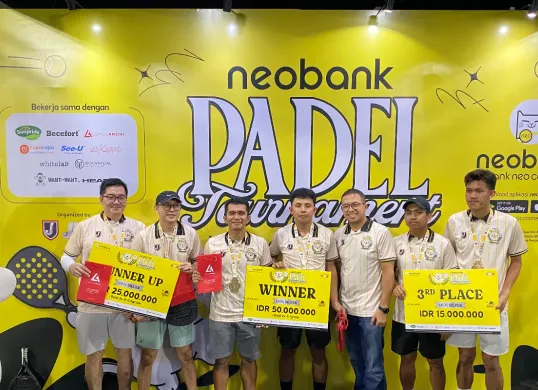 Potret prosesi pemberian hadiah di ajang Neobank Padel Tournament 2025. (Sumber: istimewa)