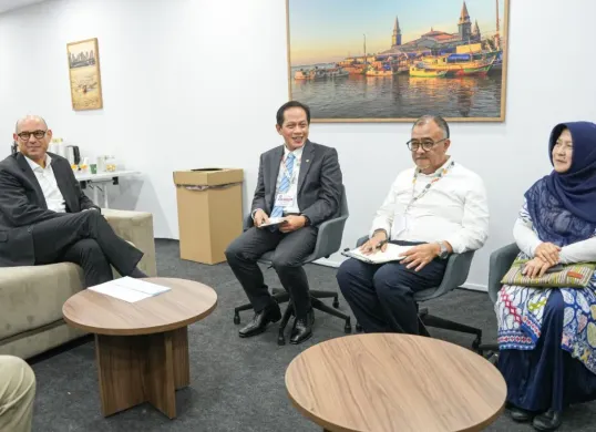 Menteri Lingkungan Hidup/Kepala BPLH, Hanif Faisol Nurofiq menyerahkan dua dokumen penting kepada PBB. (Sumber: Dok. Kementerian LH)