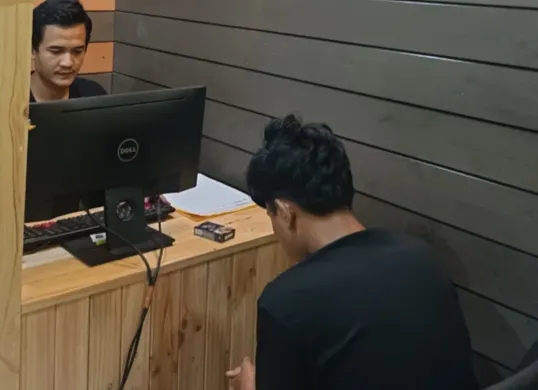 Tersangka SA saat menjalani pemeriksaan di ruang Unit Reskrim Polsek Jawilan. (Sumber: Istimewa)