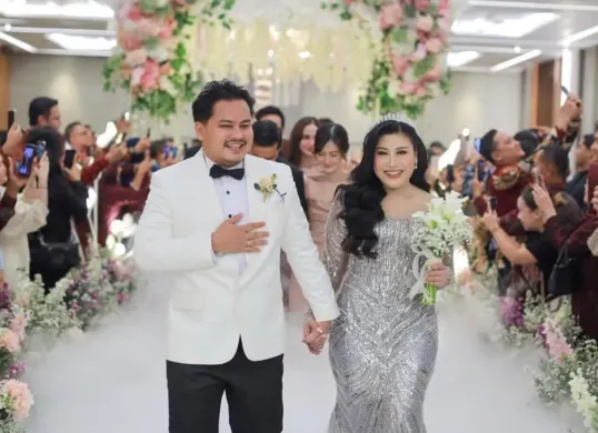 Boiyen Pesek resmi mengikat janji suci dengan Rully Anggi Akbar di ICE BSD, Tangerang, Banten, pada Sabtu, 15 November 2025. (Sumber: Instagram/@boiyenpesek)