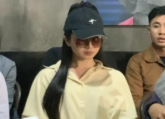 Dea Lipha, MUA asal Lombok yang viral karena penyamarannya sebagai perempuan hingga identitas aslinya sebagai Deni Apriadi Rahman terungkap. (Sumber: Dok/Konferensi Pers)