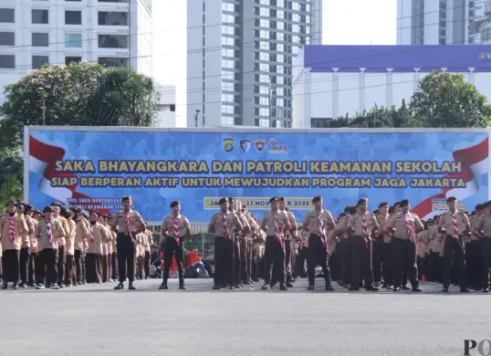 Kapolda Metro Jaya Irjen Asep Edi Suheri saat memimpin Apel Saka Bhayangkara dan Patroli Keamanan Sekolah (PKS) di Lapangan Presisi Ditlantas Polda Metro Jaya, Jakarta Selatan, Senin 17 November 2025. (Sumber: Poskota/Ali Mansur)