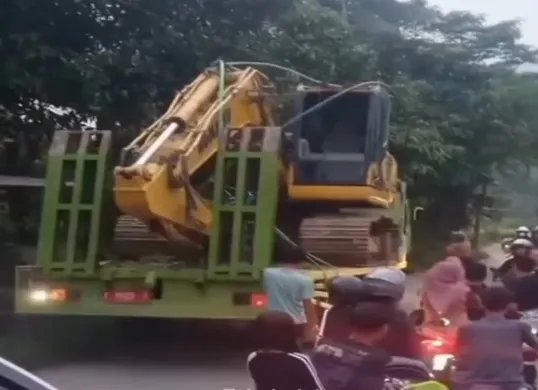 Alat berat menyentuh kabel udara, akibatnya dua orang tersengat listrik, satu diantaranya meninggal dunia. (Sumber: Istimewa)