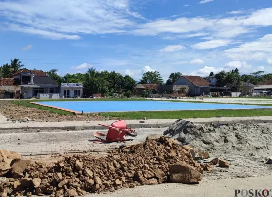 Proyek alun-alun Pagelaran di Desa Pagelaran, Kecamatan Pagelaran, Kabupaten Pandeglang, belum rampung. (Sumber: Poskota/Samsul Fatoni)