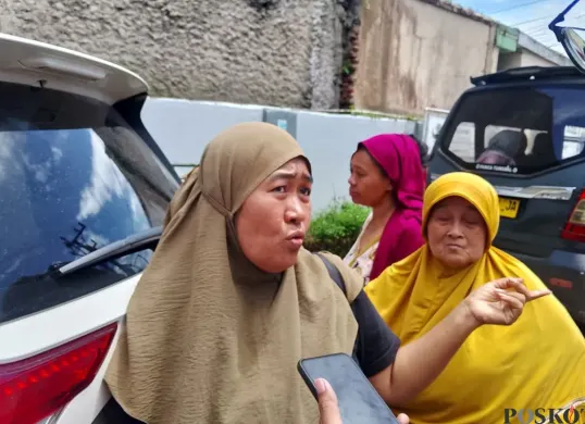 Sejumlah emak-emak mendatangi Kantor Dinsos Kabupaten Pandeglang, Senin, 17 November 2025. (Sumber: Poskota/Samsul Fatoni)