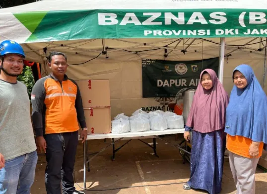 PT PLN (Persero) UPT Cawang menyerahkan bantuan berupa makanan kepada warga yang terdampak paska kebakaran, Senin, 17 November 2025. (Sumber: Dok. PLN UID Jaya)