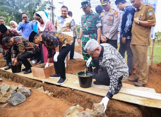 Para pejabat BNN, Kemendes PDT, dan pemerintah daerah mengikuti prosesi simbolis pencanangan Desa Sido Luhur sebagai Desa Bersinar di Kabupaten Seluma, Bengkulu. (Sumber: Biro Humas dan Protokol BNN)