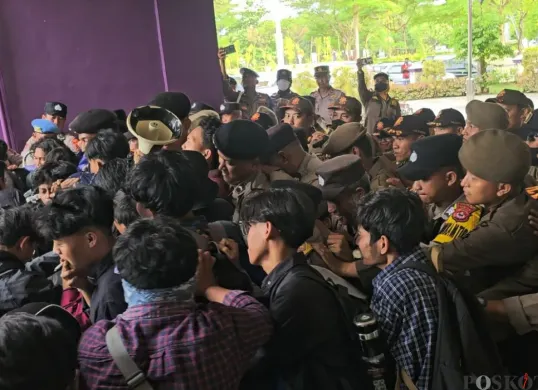 Aksi dorong antara mahasiswa dan aparat keamanan di halaman Kantor DPRD Kabupaten Tangerang, Kadu Agung, Tigaraksa, Senin, 17 November 2025. (Sumber: Poskota/Veronica Prasetio)