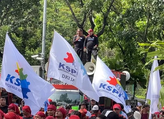 Sejumlah elemen buruh melakukan aksi demonstrasi di depan Kantor Balai Kota DKI Jakarta, pada Senin, 17 November 2025. (Sumber: POSKOTA | Foto: M Tegar Jihad)