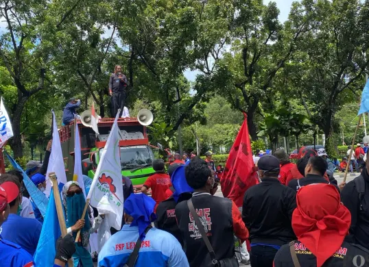 Demo buruh di Balai Kota DKI Jakarta, menuntut kenaikan UMP Jakarta tahun 2026. (Sumber: POSKOTA | Foto: M Tegar Jihad)
