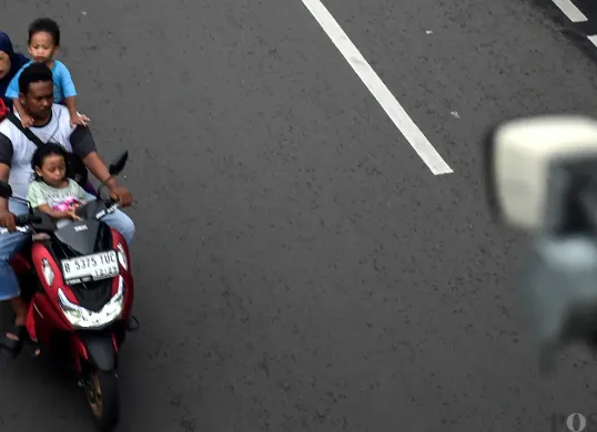 Ilustrasi, pengendara sepeda motor tanpa memakai helm melintasi kamera tilang elektronik (ETLE) di Jalan Matraman, Jakarta Timur. (Sumber: POSKOTA | Foto: Bilal Nugraha Ginanjar)