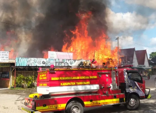 Kebakaran kios rumah makan di Ruko Pujasera Bumi Indah, Desa Suka Mantri, Kecamatan Pasar Kemis, Kabupaten Tangerang terbakar, Senin, 17 November 2025. (Sumber: Dok. BPBD Kabupaten Tangerang)