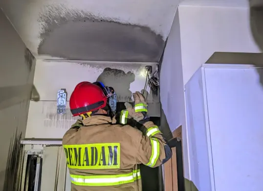 Petugas Damkar Kota Depok memadamkam api dari AC di kamar penghuni Apartemen Cinere Resort, Kota Depok. (Sumber: Istimewa)