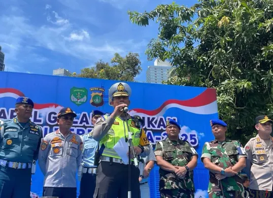 Direktur Lalu Lintas Polda Metro Jaya, Kombes Komarudin menyampaikan pernyataan di lapangan Presisi Polda Metro Jaya, Jakarta Selatan, Senin, 17 November 2025. (Sumber: Poskota/Ali Mansur)