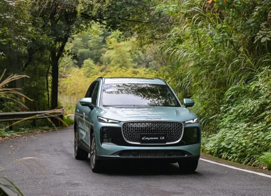 Mobil LEPAS L8 resmi tampil perdana di GJAW 2025. SUV dengna mengusung konsep desain “Leopard Aesthetics”. (Sumber: Dok. LEPAS)