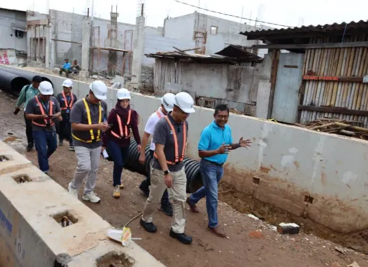 Direktur Utama PAM Jaya, Arief Nasrudin saat meninjau lapangan di Muara Angke, Jakarta Utara. (Sumber: Dok PAM Jaya)