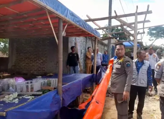 Petugas Satpol PP Lebak dan pihak terkait lainnya saat membongkar lapak PKL untuk direlokasi. (Sumber: Dok. Disperindag Lebak)