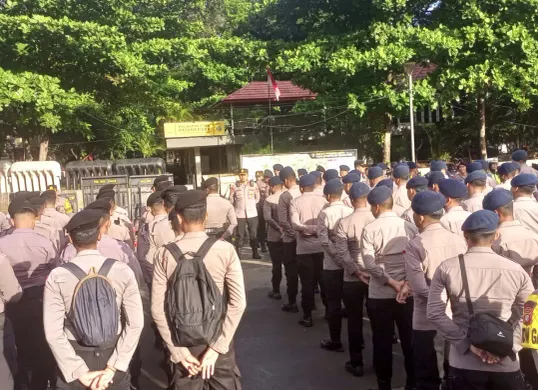 Sebanyak 1.963 personel gabungan dikerahkan untuk mengawal aksi unjuk rasa Aliansi Federasi Serikat Pekerja/Serikat Buruh se-Jakarta yang digelar di kawasan Gambir, Jakarta Pusat, Senin, 17 November 2025. (Sumber: Istimewa)