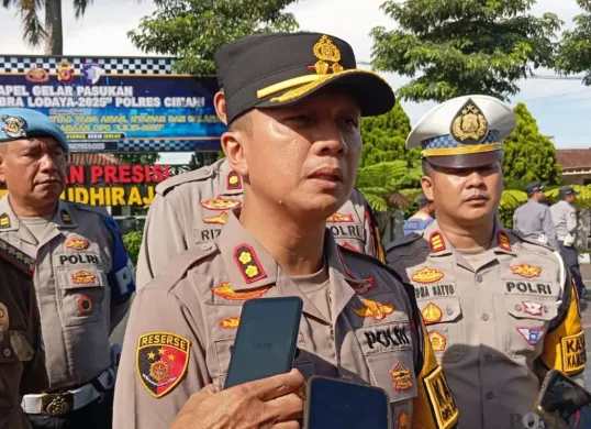 Kapolres Cimahi, AKBP Niko N. Adi Putra, memberikan pernyataan kepada wartawan di Mapolres Cimahi terkait operasi Zebra Lodaya 2025, Senin, 17 November 2025. (Sumber: Poskota/Gatot Poedji Utomo)