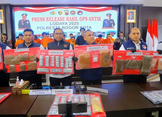 Satnarkoba Polresta Bogor Kota menunjukkan barang bukti hasil tangkapan Operasi Antik Lodaya 2025 selama 10 hari ke belakang. (Sumber: Dok Polresta Bogor Kota)