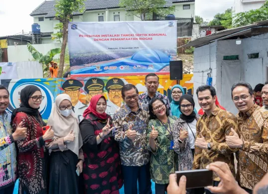 Gubernur DKI Jakarta Pramono Anung berfoto bersama usai meresmikan Instalasi Biodigester Komunal di Kelurahan Pekayon, Jakarta Timur. (Sumber: Istimewa)