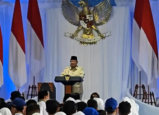 Presiden RI, Prabowo Subianto, saat memberikan sambutan dalam acara peresmian perangkat IFP atau smartboard untuk menunjang proses belajar di SMPN 4 Kota Bekasi. (Sumber: Istimewa)