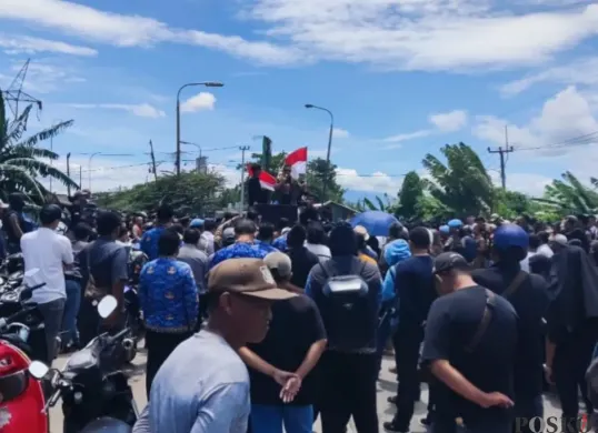 Suasana unjuk rasa memprotes truk tambang beroperasi di luar jam operasional di Jalan Raya Bojonegara-Pulo Ampel, Kabupaten Serang, Senin, 17 November 2025. (Sumber: Poskota/Rahmat Haryono)