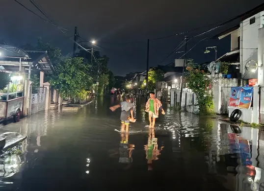 Perumahan Duta Indah, Kelurahan Jatimakmur, Kecamatan Pondok Gede, Kota Bekasi, terendam banjir. (Sumber: POSKOTA | Foto: Nurpini Aulia Rapika)