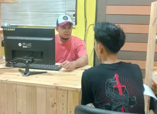 Tersangka AN menjalani pemeriksaan terkait kasus peredaran narkoba. (Sumber: Polsek Jawilan)