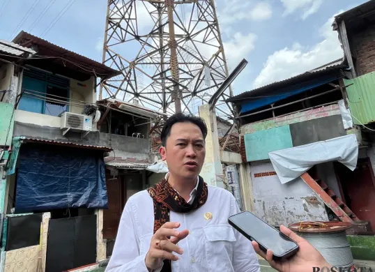 Anggota DPRD DKI Jakarta, Kevin Wu, meninjau lokasi kebakaran di Jatipulo, Palmerah, Jakarta Barat, Senin, 17 November 2025. (Sumber: Poskota/Pandi Ramedhan)