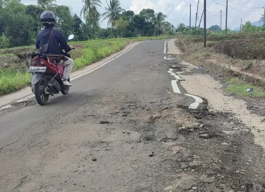 Kondisi jalan Babakan Sompok-Kadumadang, Kabupaten Pandeglang. (Sumber: Poskota/Samsul Fatoni)
