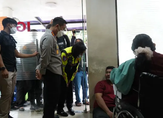 Kapolres Purwakarta menjenguk korban kecelakaan maut di RS Abdul Radjak Purwakarta. (Sumber: Dadan Sukmana)