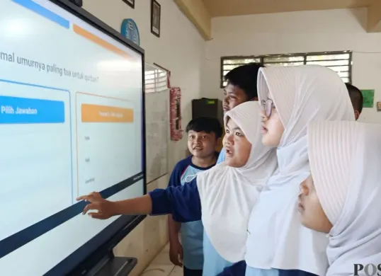 Suasana belajar dan mengajar di kelas 7 SMPN 4 Kota Bekasi menggunakan perangkat Smartboard, Selasa, 18 November 2025. (Sumber: Poskota/Nurpini Aulia Rapika)