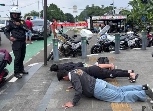 Tiga pelajar dihukum push up lantaran melanggar lalu lintas saat razia pajak dalam Operasi Zebra Lodaya 2025 Polres Bogor. (Sumber: Poskota/Giffar Rivana)