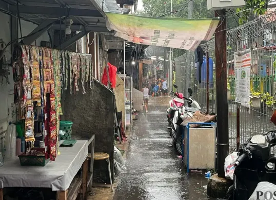 Suasana di permukiman padat di RW 09, Kelurahan Menteng, Kecamatan Menteng, Jakarta Pusat, Selasa, 18 November 2025. (Sumber: Poskota/Pandi Ramedhan)