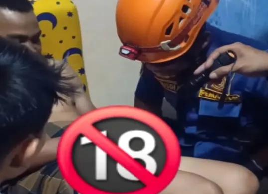 Tangkap layar petugas damkar saat menolong seorang pria di Bogor yang alat kelaminnya terjepit ritsleting.