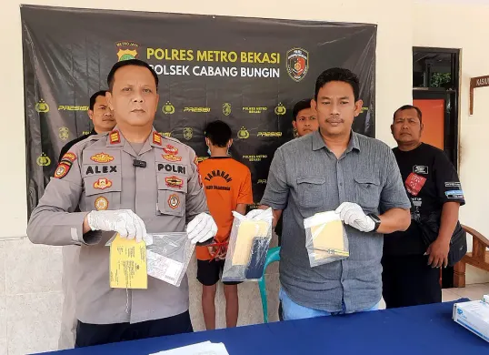 Kapolsek Cabangbungin, AKP Alex Chandra bersama jajarannya menggelar konferensi pers kasus pencurian yang dipicu sakit hati pelaku terhadap mantan kekasih. (Sumber: Istimewa)