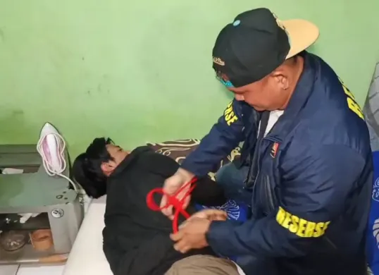 Satu pelaku begal dengan korban pasangan suami istri (pasutri) di Tambora, Jakarta Barat, dibekuk, Selasa, 19 November 2025. (Sumber: Istimewa)
