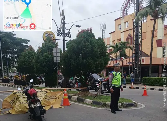Polisi mengatur arus lalu lintas saat penerapan contraflow imbas pengerjaan perbaikan gorong-gorong di Jalan Raya Cinere. (Sumber: Istimewa)