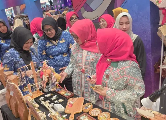 Dekranasda Kota Bekasi menggelar Pameran Dagang Lokal dan Bekasi City Fashion Movement (BCFM) 2025 di Pakuwon Mall Bekasi. (Sumber: Dok Humas Pemkot Bekasi)