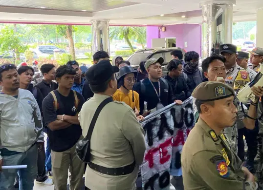 Aksi demonstrasi mahasiswa di Kantor DPRD Kabupaten Tangerang, Rabu, 19 November 2025. (Sumber: POSKOTA | Foto: Veronica Prasetio)